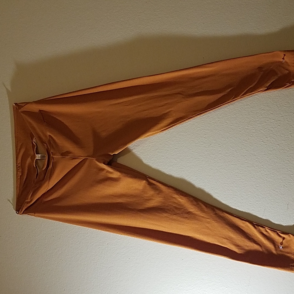 A mustard color pair of leggings. In excellent condition..